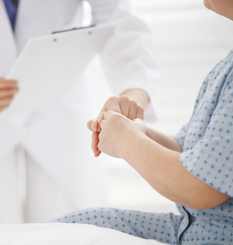 진료 중인 의료진과 환자 모습