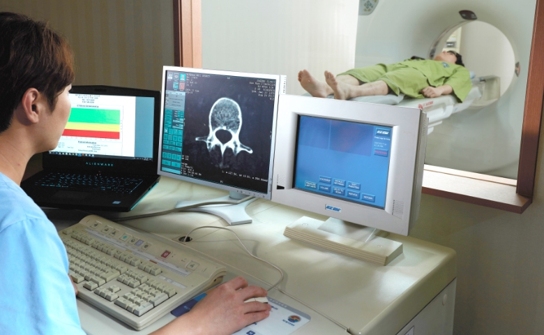 검사 장비로 검진 하고 있는 의사