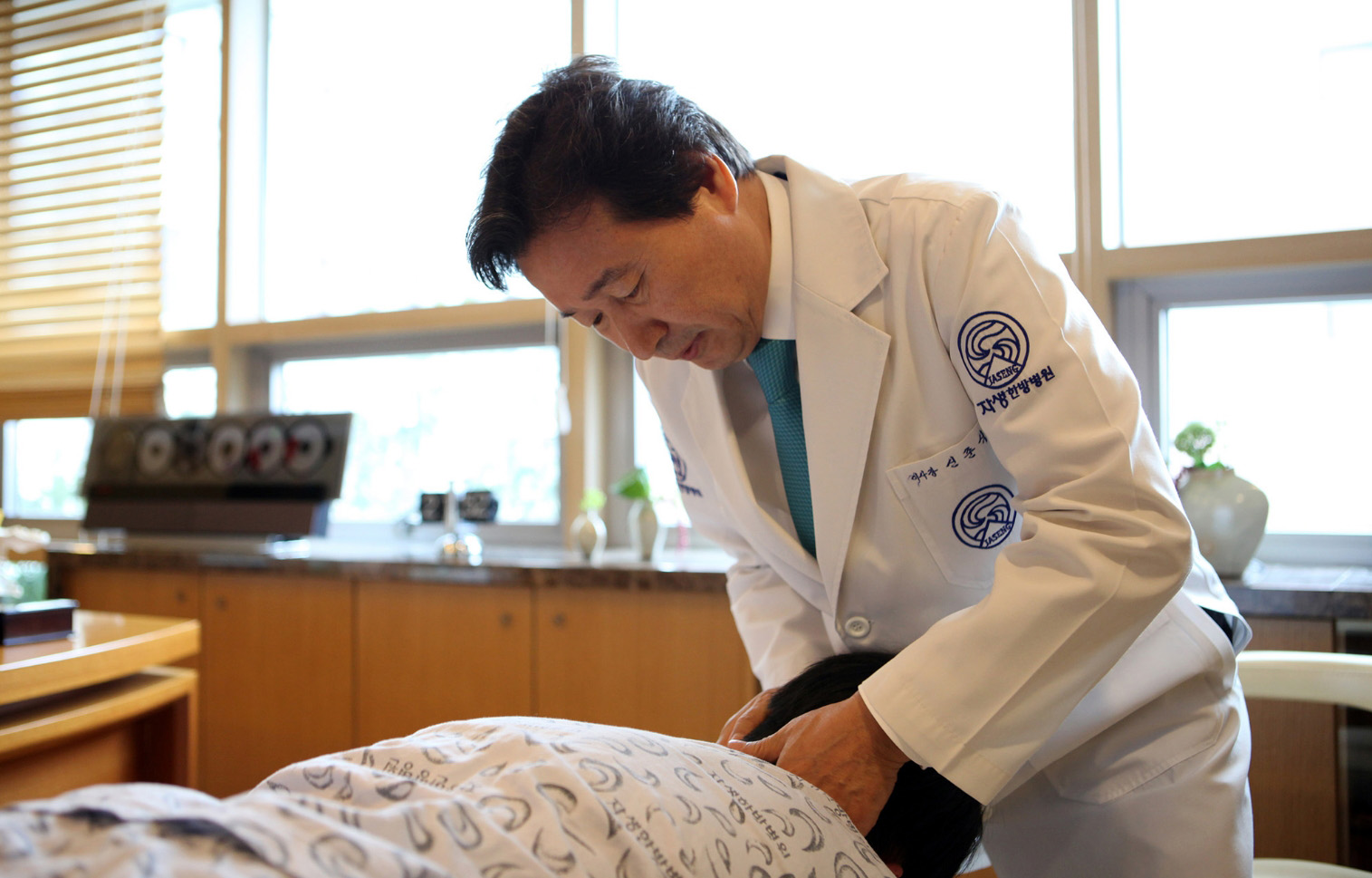 한의사가 환자를 치료하는 모습