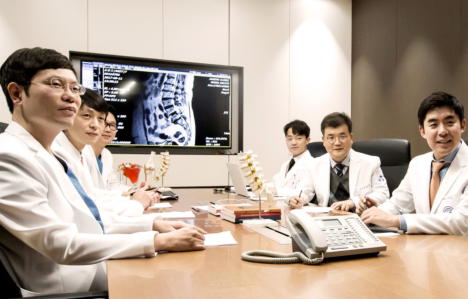 의사와 한의사가 영상 자료를 보며 협진하는 모습