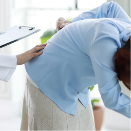 허리를 굽히며 통증을 느끼는 사람 이미지