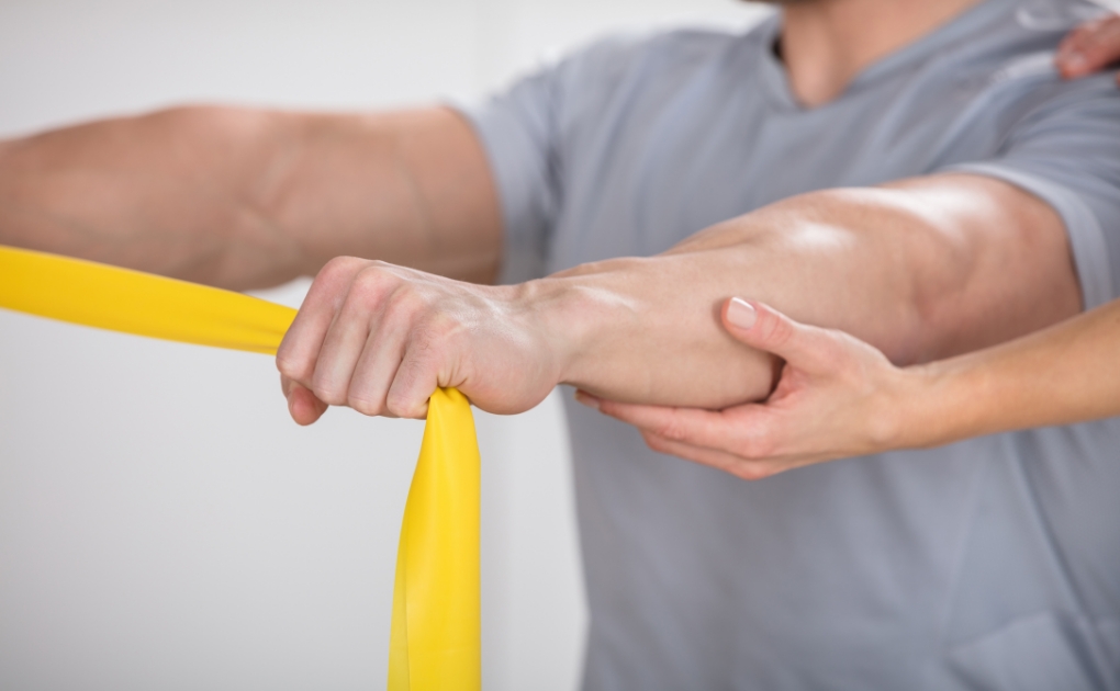 근력 강화 프로그램 중인 사람