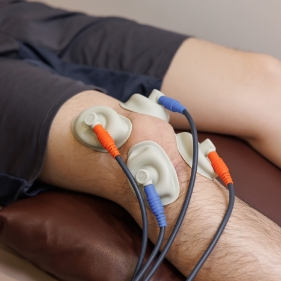 근육과 관절 부위를 잡고 재활하는 사람 이미지