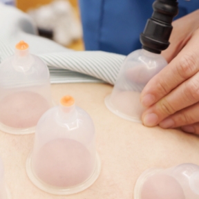 통증 부위를 마사지하듯 손으로 누르는 치료 이미지