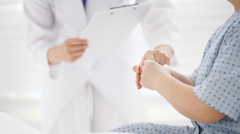 진료 중인 의료진과 환자 모습