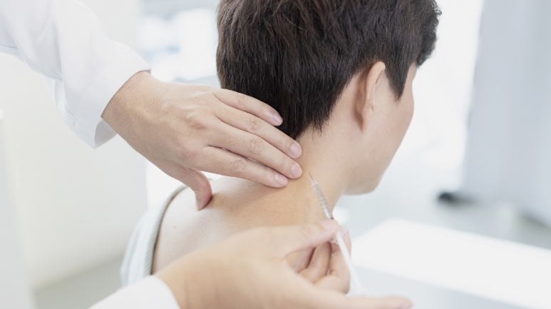 목 부위를 진찰받는 환자 모습