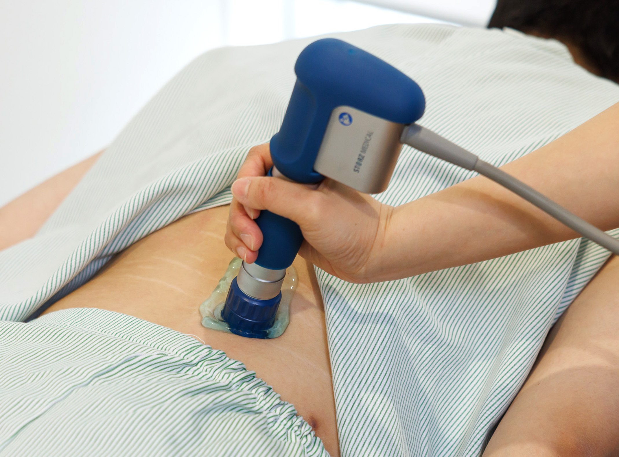 누워서 치료를 받고 있는 환자