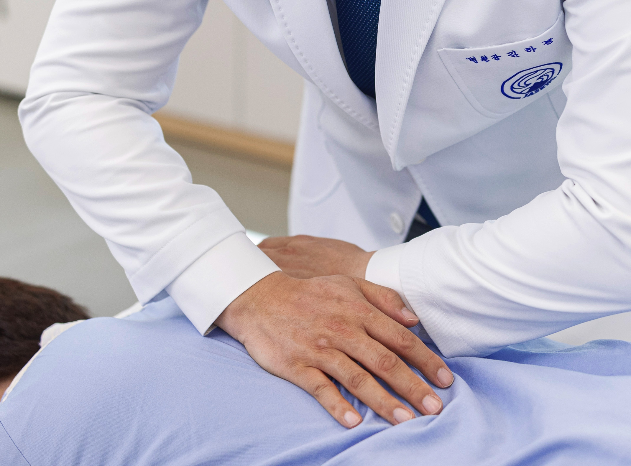 손을 이용해 환자의 등을 누르는 모습